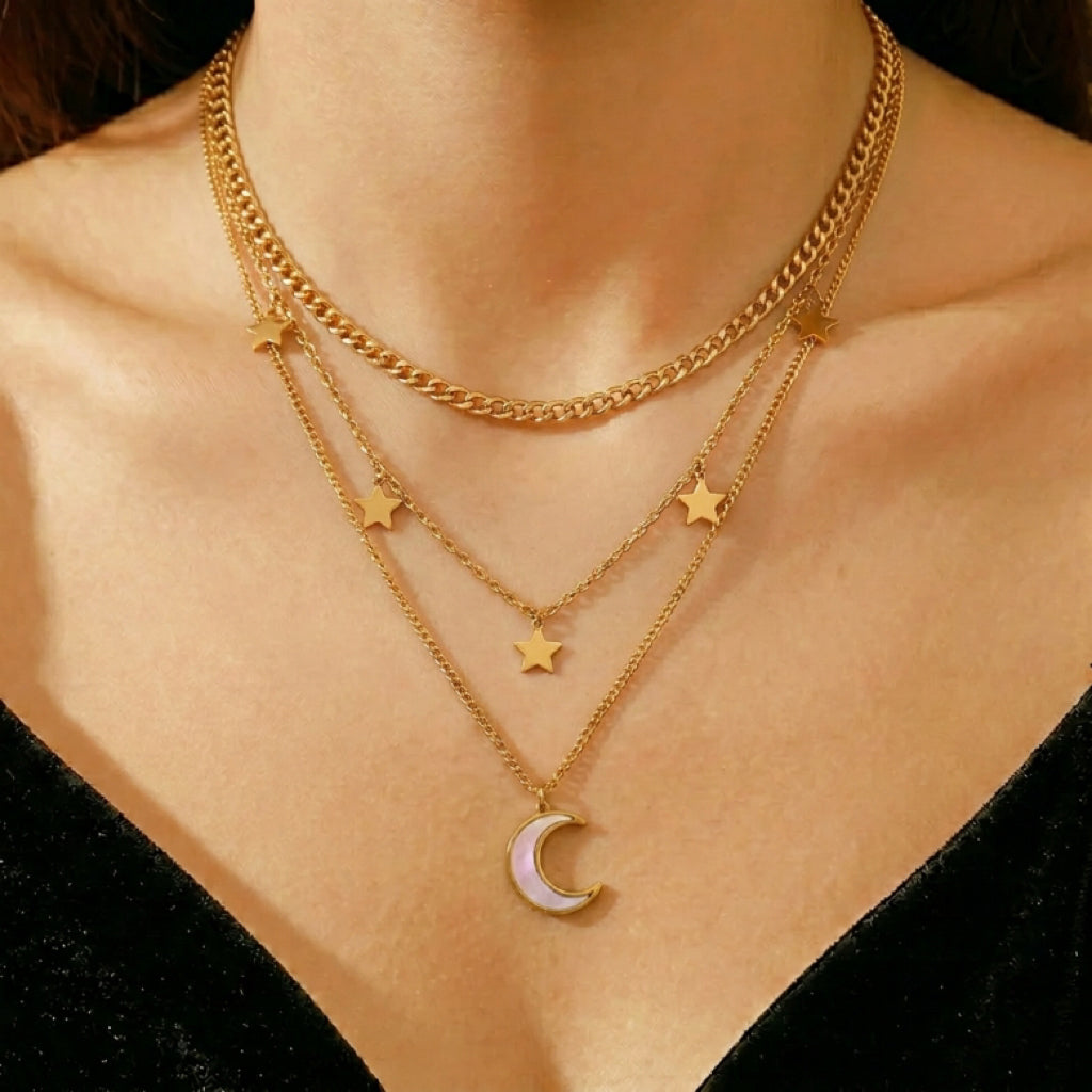 Collier ras du cou à trois rangs plaqué or avec des étoiles et un pendentif en forme de croissant de lune nacré.