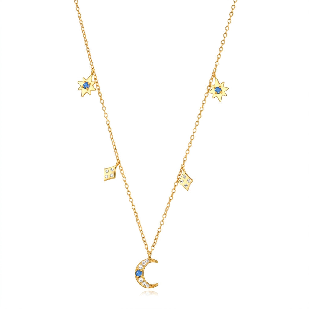 Collier "Nuit Sereine" en argent plaqué or, orné d'un pendentif croissant de lune serti de pierres bleues et blanches, avec des étoiles et des losanges suspendus à la chaîne.