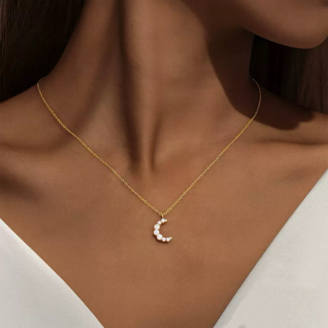 Collier "Douce Lueur" en forme de croissant de lune avec des opales serties, en argent 925 plaqué or 18 carats.