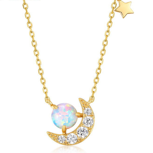 Collier en argent plaqué or avec un pendentif en forme de croissant de lune orné de zirconiums et une opale ronde.