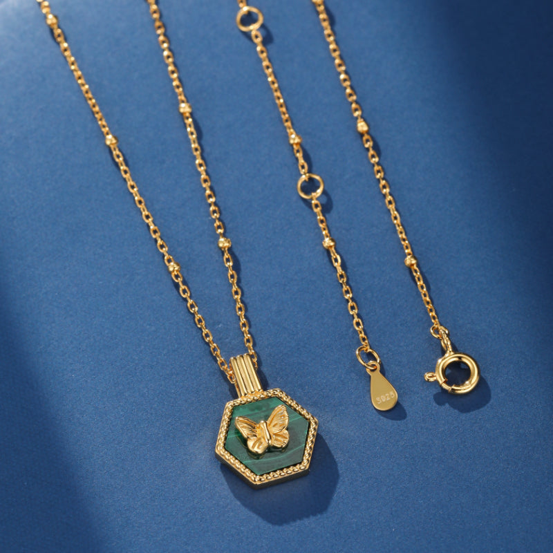 Collier Malachite – Élégance Papillon, Argent Plaqué Or