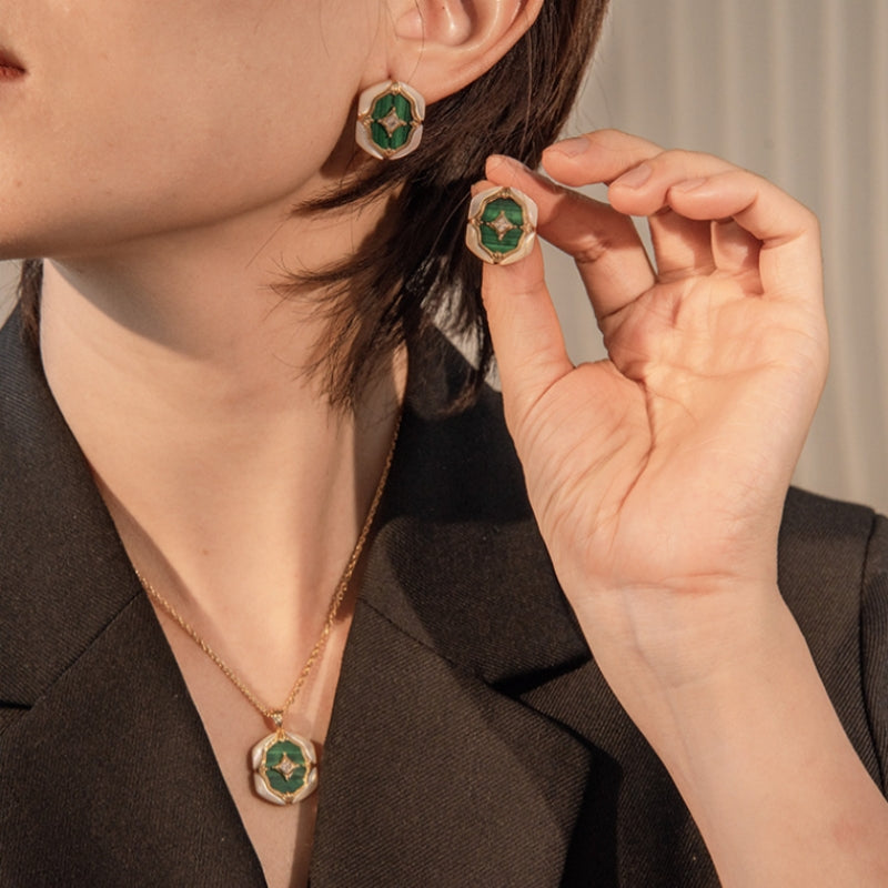 Ensemble de bijoux "Astres en Verdures" comprenant un collier et des boucles d'oreilles en argent plaqué or, ornés de malachite et de nacre.