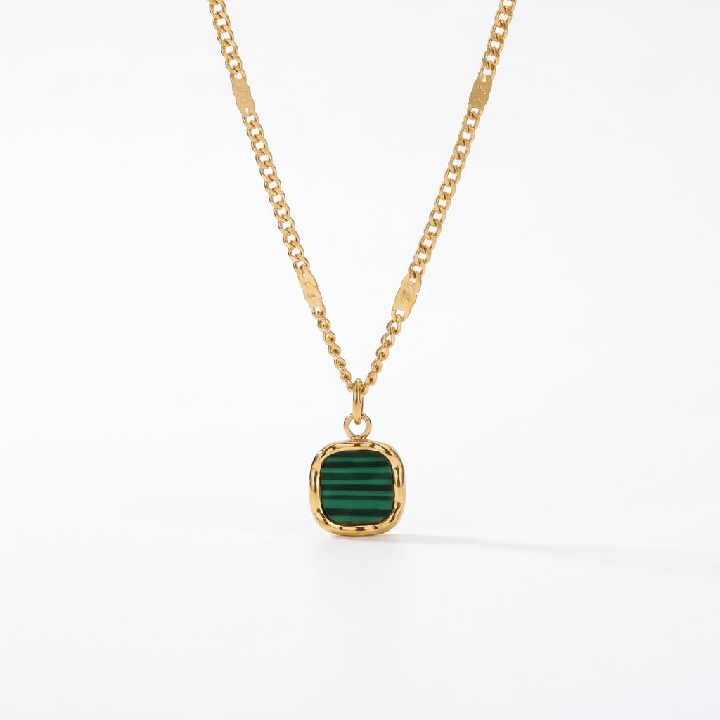 Collier doré avec un pendentif carré en malachite verte aux rayures distinctes, sur un fond blanc.