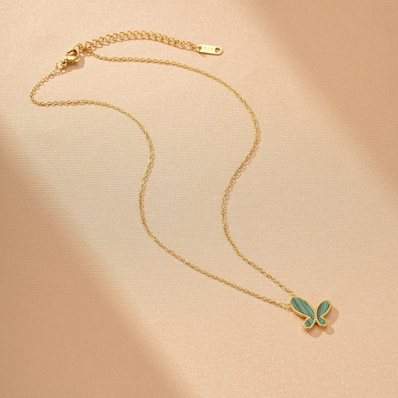 Collier en or avec un pendentif papillon en malachite verte, chaîne délicate.