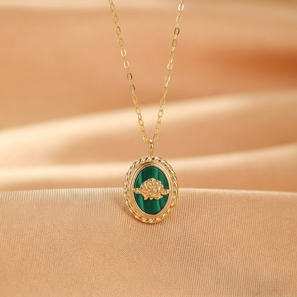 Collier avec pendentif ovale en malachite verte incrustée d'une rose dorée, monté sur une chaîne en argent plaqué or 14K.