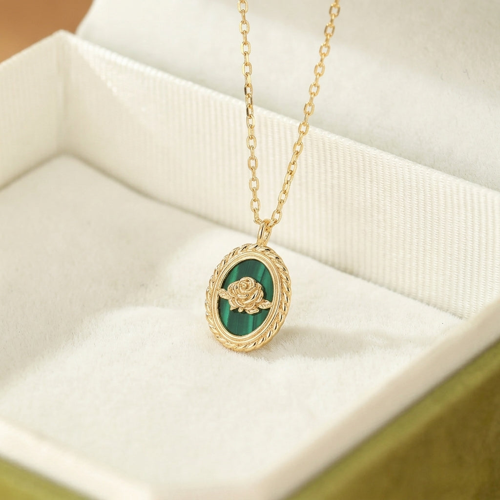 Collier en argent plaqué or 14K avec pendentif ovale en malachite serti d'une rose dorée.