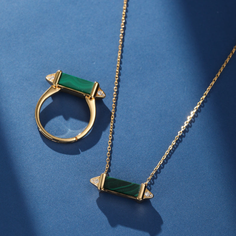 Ensemble de bijoux "Souffle de Sérénité" comprenant un collier et une bague sertis de malachite naturelle et d'argent plaqué or, avec de petits diamants incrustés aux extrémités.