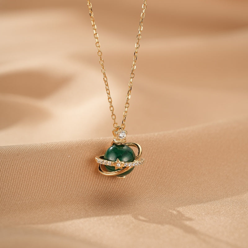 Collier "Sphère Céleste" en argent plaqué or avec une pierre de malachite verte et des zircons incrustés, évoquant une planète.