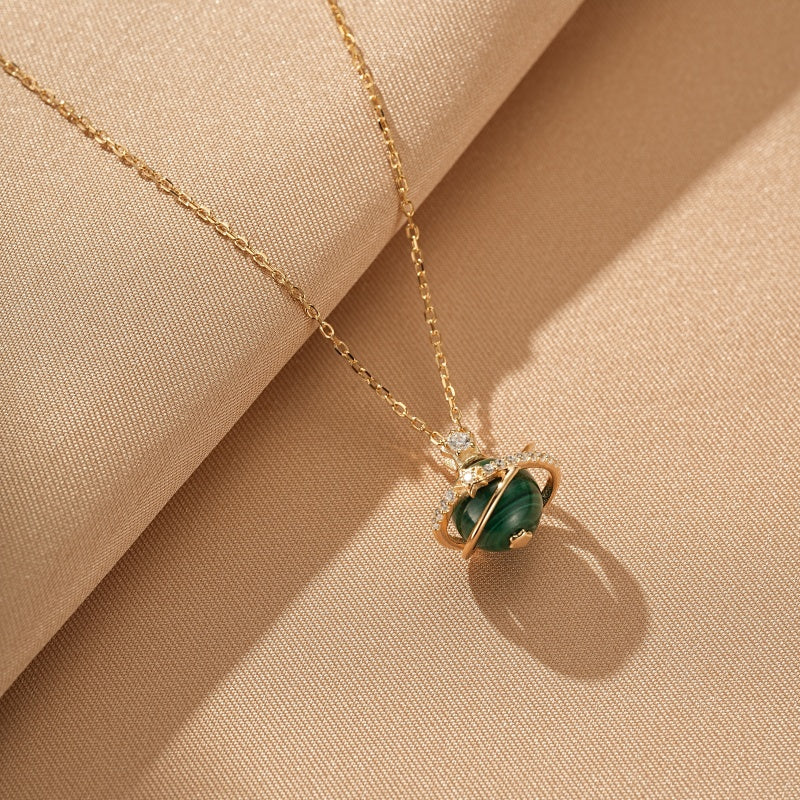 Collier "Sphère Céleste" en plaqué or avec une sphère en malachite verte et des détails en zircon scintillant.