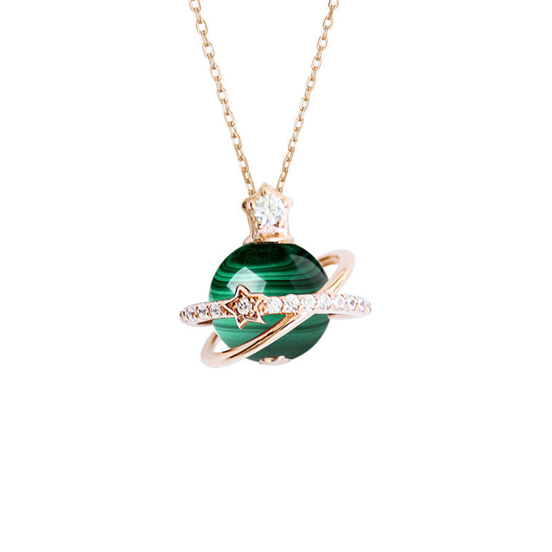 Collier "Sphère Céleste" en malachite, orné d'une planète en argent plaqué or et de cristaux, avec une étoile incrustée dans l'anneau.