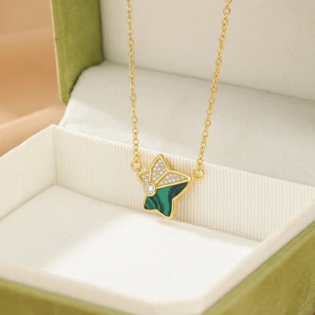 Collier en argent plaqué or avec un pendentif étoile en malachite serti de petits zircons et d'une pierre centrale.