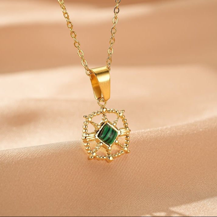 Collier en or avec un pendentif carré ajouré serti d'une pierre de malachite verte au centre
