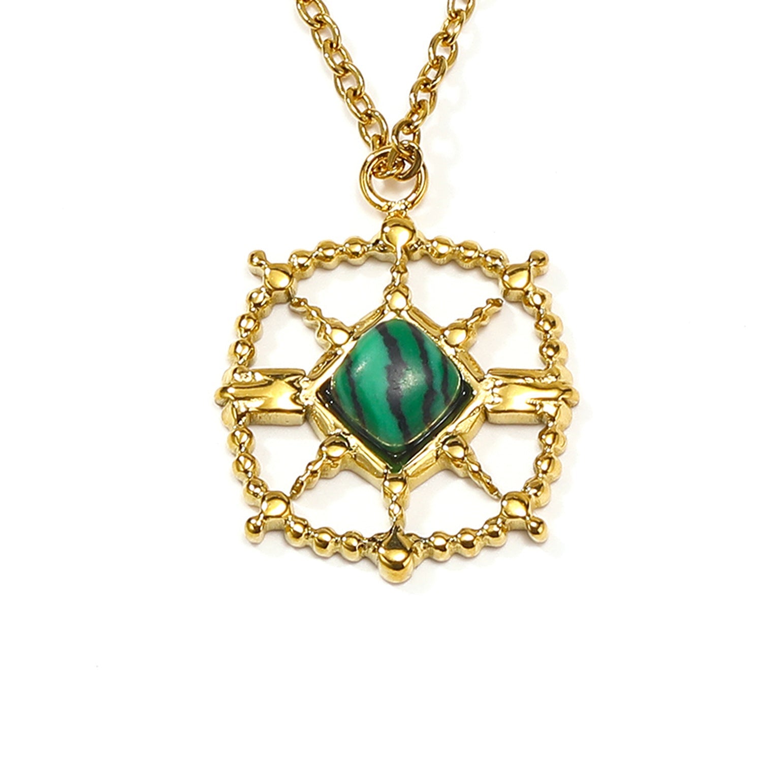 Collier plaqué or avec un pendentif carré orné d'une pierre de malachite verte striée, suspendu à une chaîne à maillons fins.