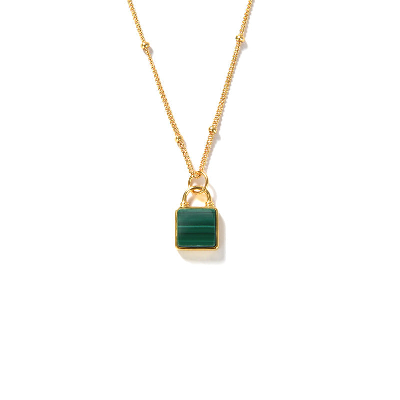 Collier plaqué or 18 carats avec un pendentif carré en malachite verte et une chaîne délicate.