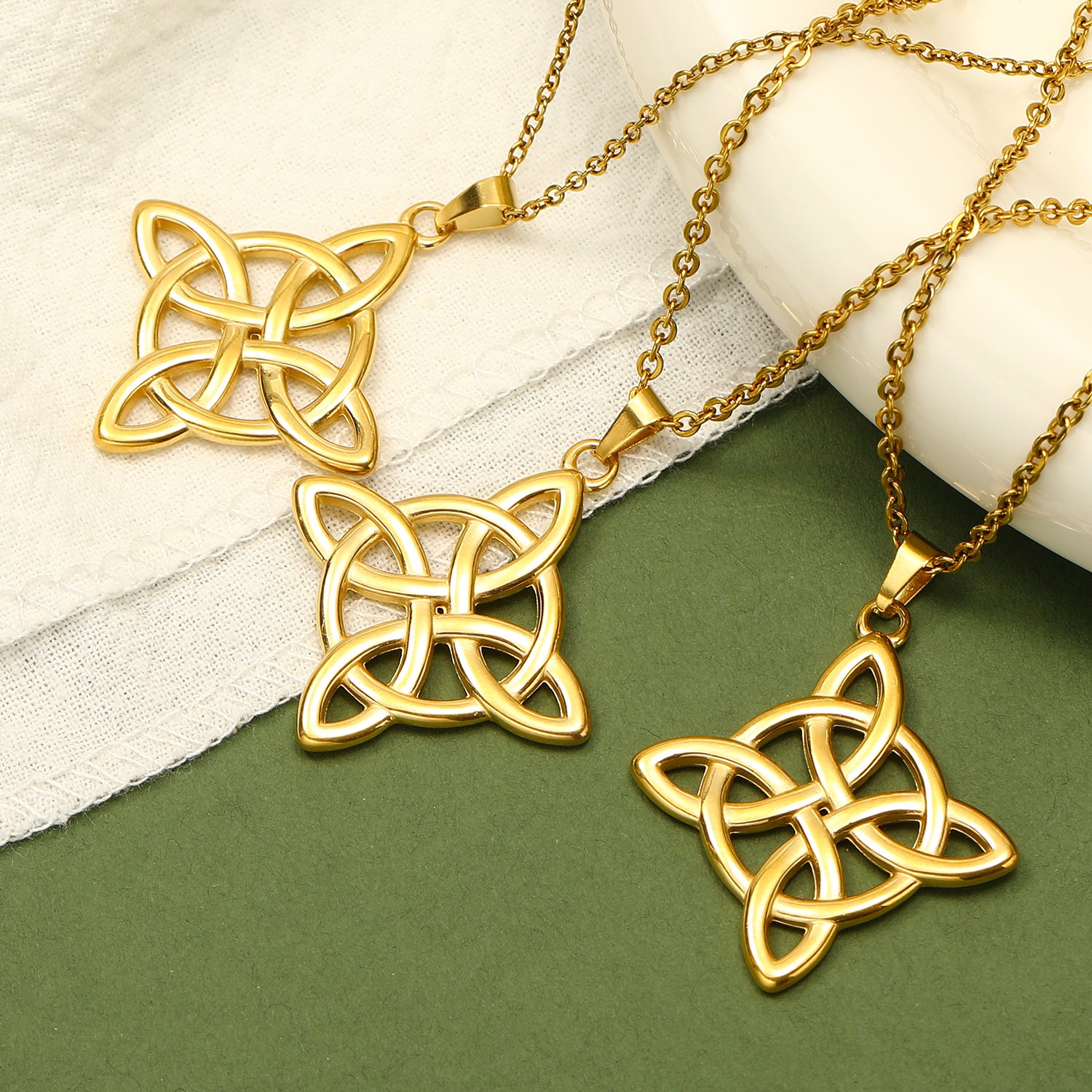 Collier Nœud de Sorcière – Élégance Mystique, Acier Inoxydable de Titane