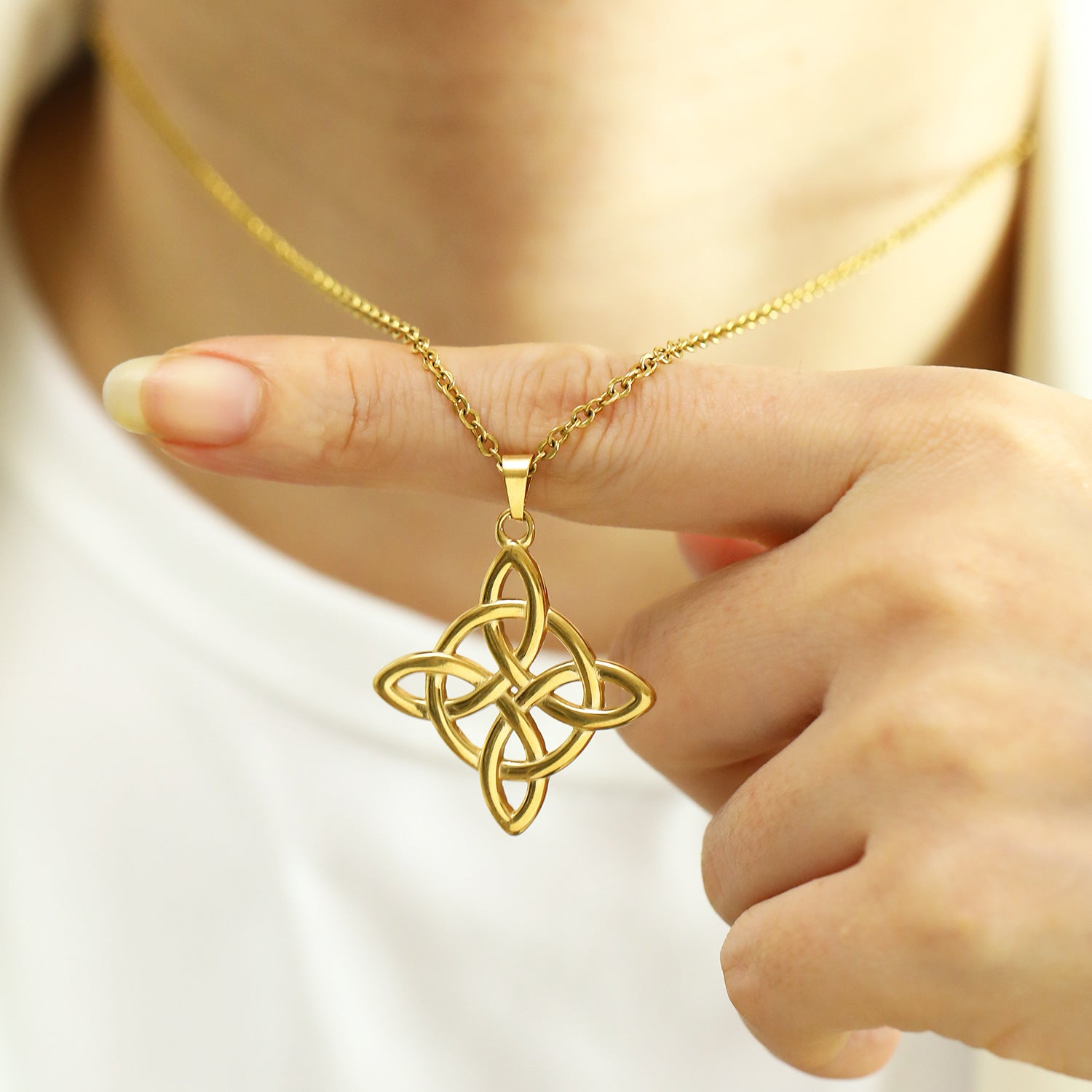 Collier Nœud de Sorcière – Élégance Mystique, Acier Inoxydable de Titane