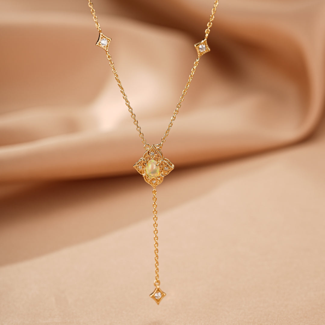 Collier bohème en argent plaqué or 9K avec pendentif opale et diamants incrustés de forme carrés de quatre feuilles