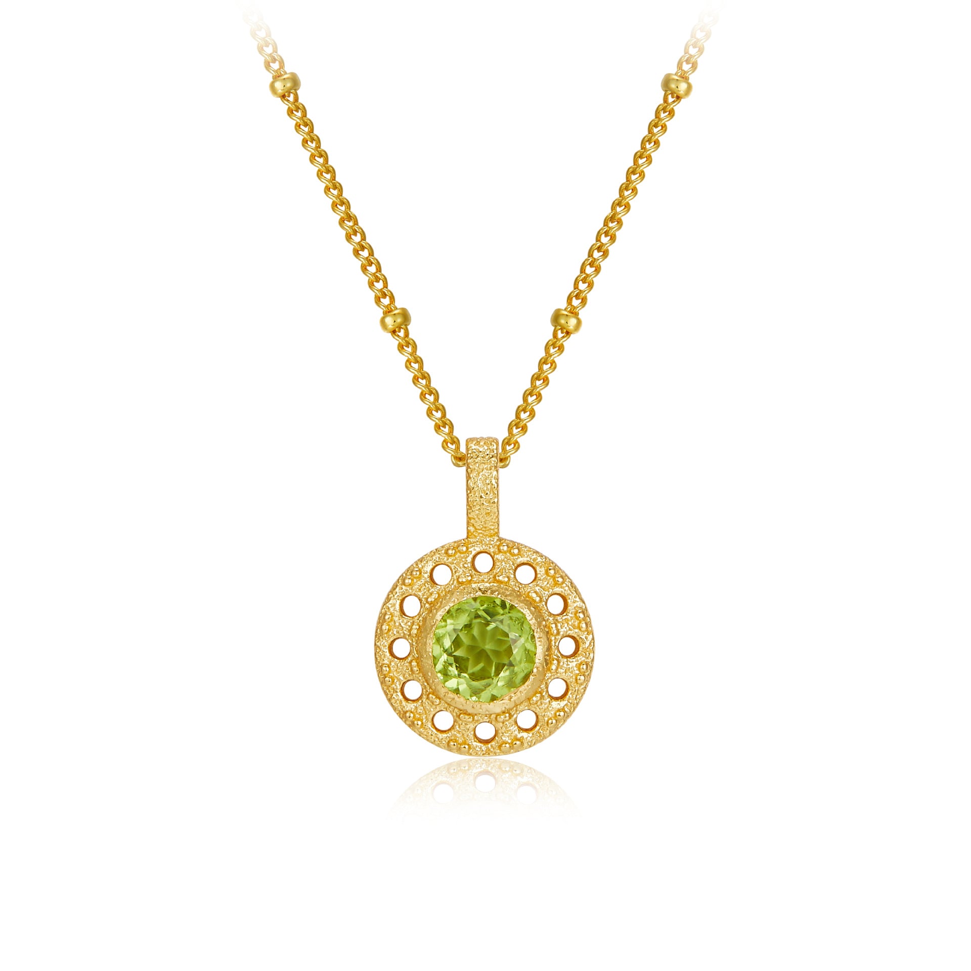 Collier en argent plaqué or avec un pendentif rond ajouré serti d'une pierre de péridot verte au centre, chaîne à billes.