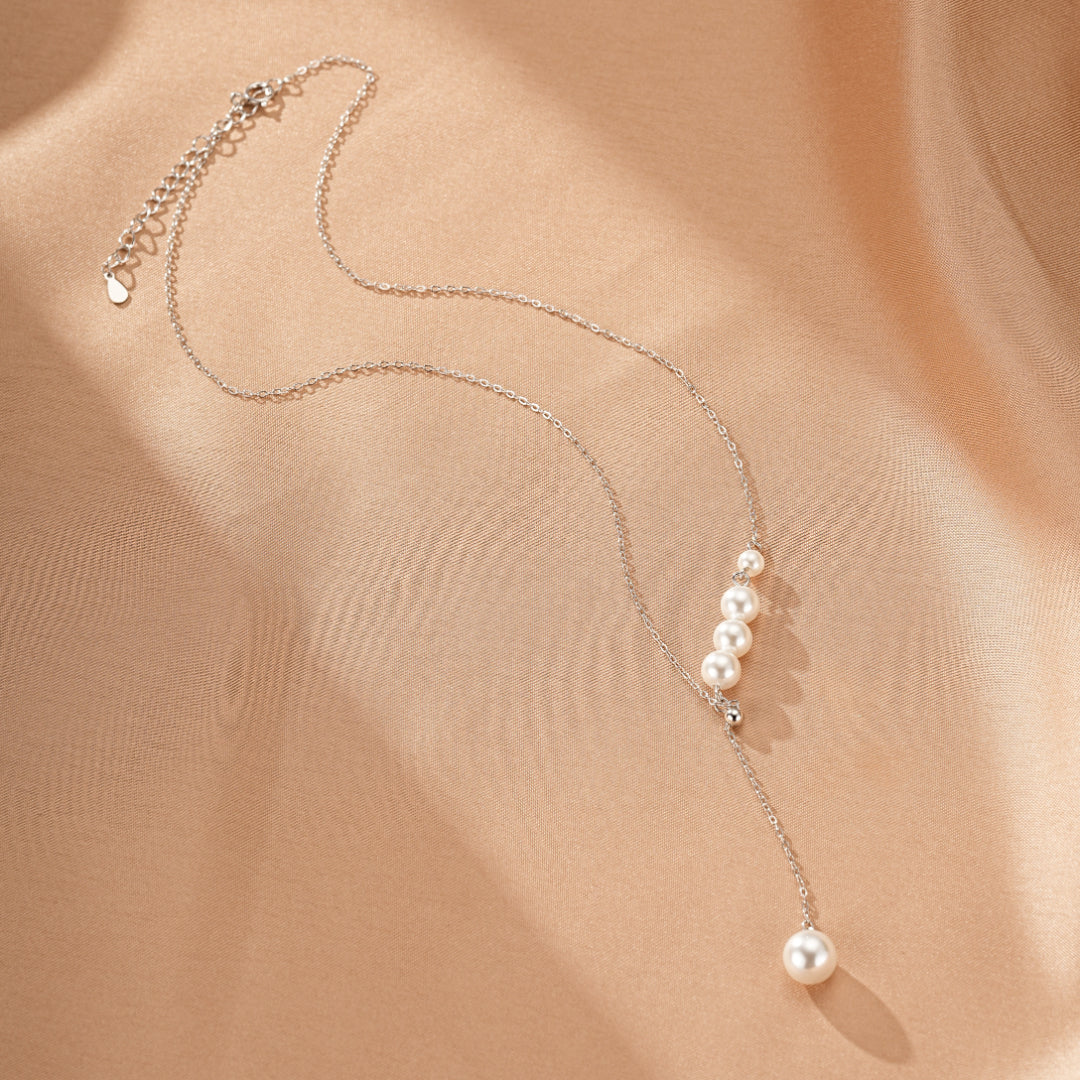 Collier en argent 925 avec cascade de cinq perles, dont une plus grande suspendue au bout de la chaîne.