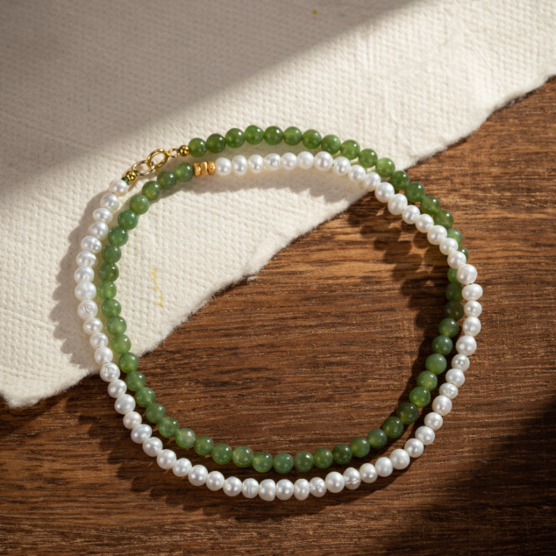 Collier double rang de perles blanches et de perles de jade vertes, fermoir plaqué or