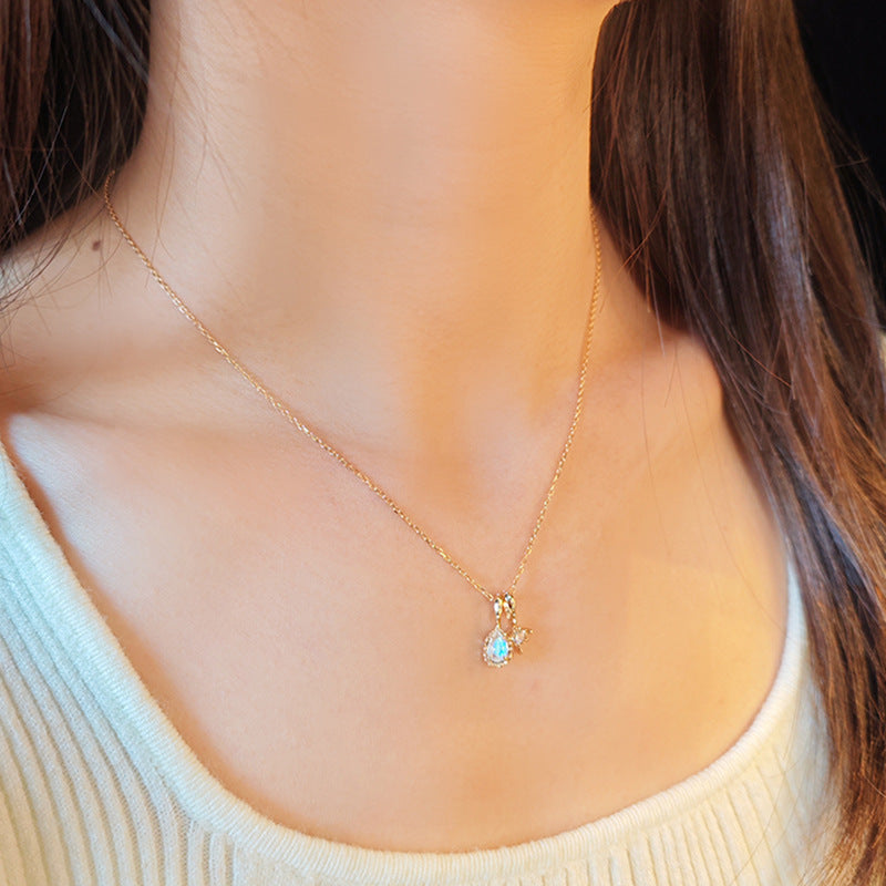 Collier Rêve Étoilé en argent plaqué or 14k avec un pendentif en goutte de pierre de lune et une petite étoile.