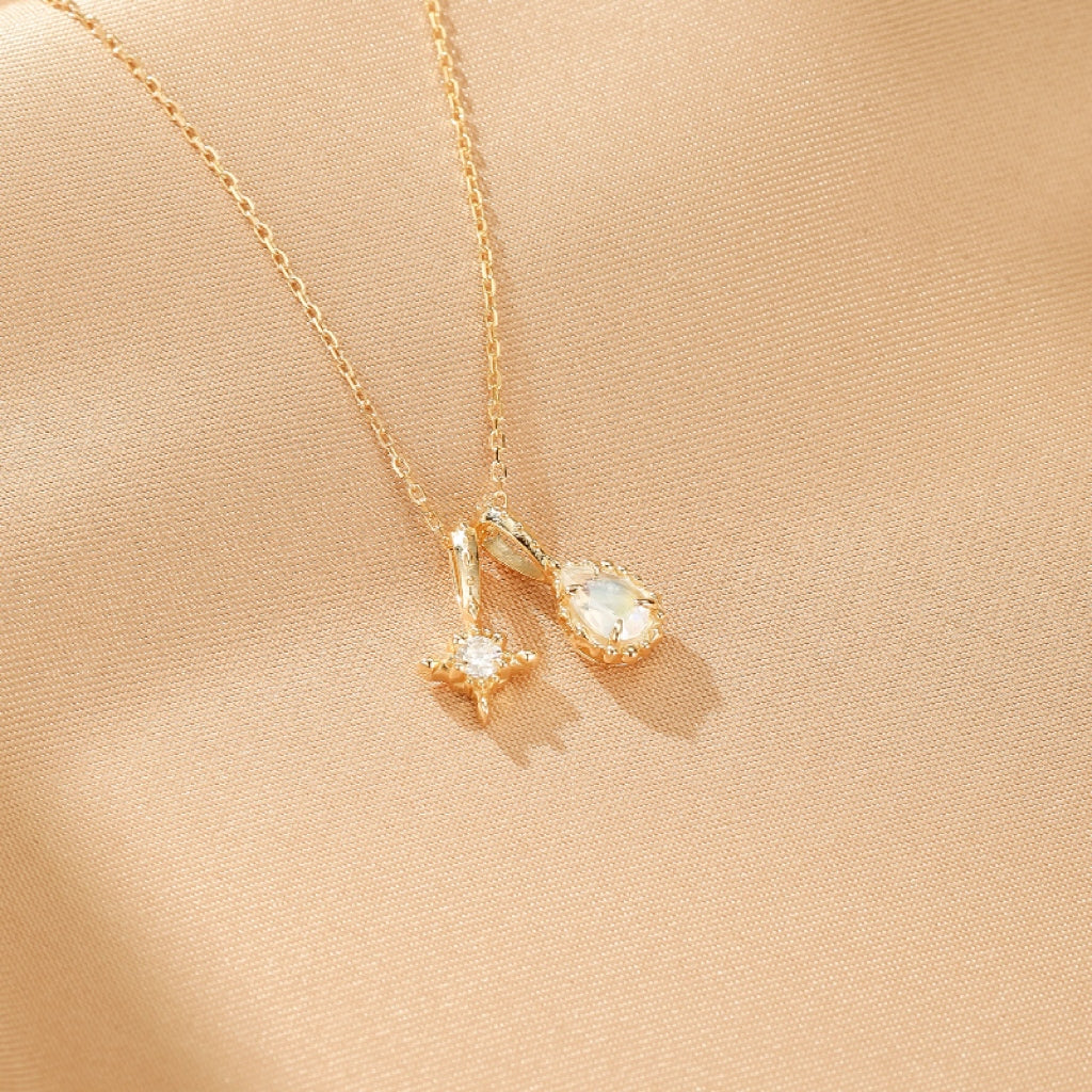 Collier "Rêve Étoilé" orné d'une pierre de lune ovale et d'une étoile scintillante en moissanite, le tout monté sur une fine chaîne plaquée or 14 carats.