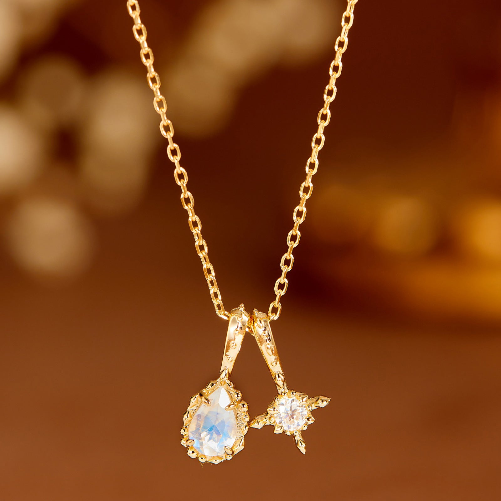 Collier plaqué or 14k "Rêve Étoilé" avec pendentif en forme de goutte de pierre de lune et une moissanite scintillante en forme d'étoile.