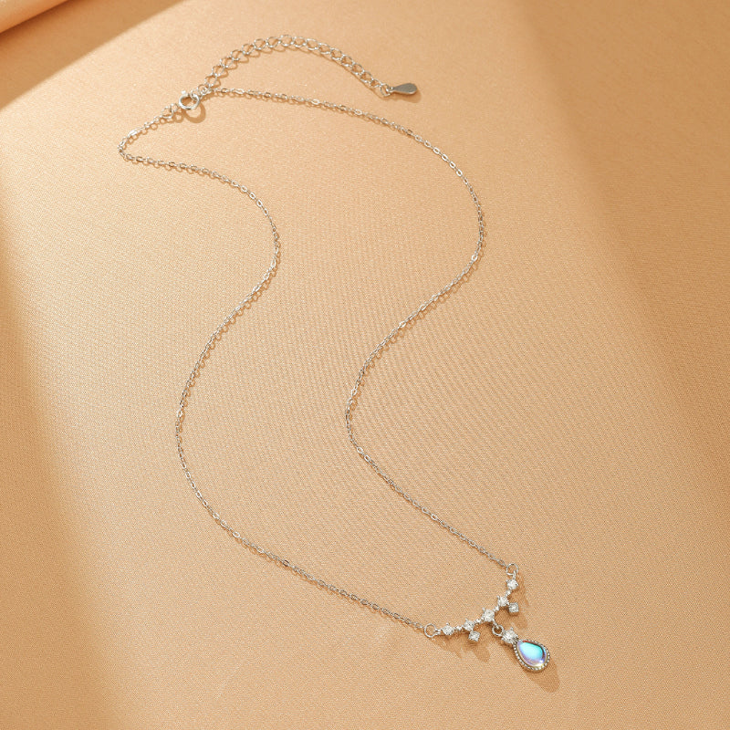 Collier Goutte Céleste en argent 925 avec pendentif en pierre de lune bleutée et zirconium