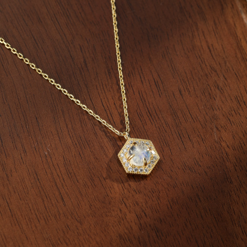 Collier Pierre de Lune – Hexagone Lumineux, Argent Plaqué Or
