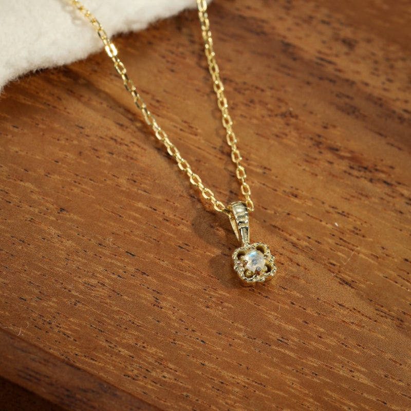 Collier Pierre de Lune – Quatre Feuilles Mystiques, Argent Plaqué Or