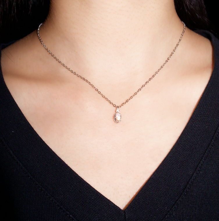 Collier "Rêve de Lune" en argent plaqué or, orné d'une pierre de lune ovale et de petites pierres scintillantes, porté autour du cou.