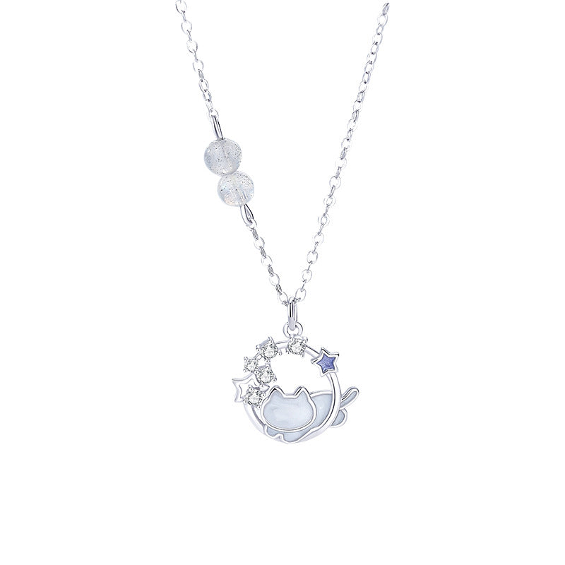 Collier Rêve Lunaire avec pendentif de chaton sur une lune et pierres de lune, présenté dans son écrin.