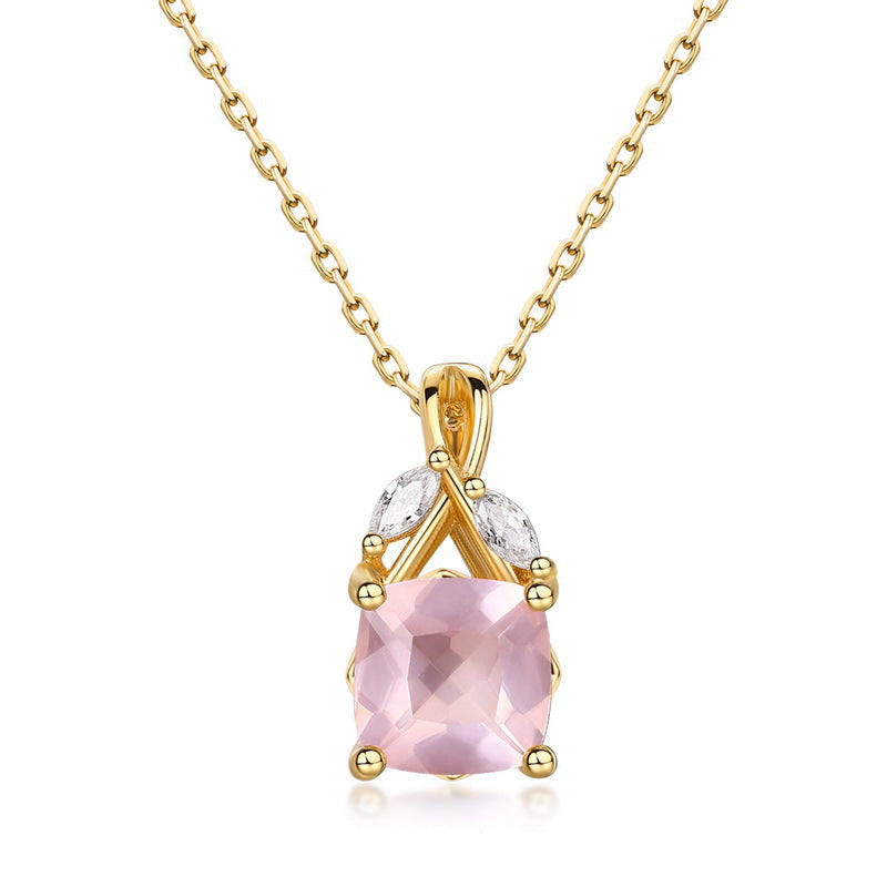 Collier plaqué or avec un pendentif carré en quartz rose, orné de deux petites pierres blanches en forme de feuille et d'une chaîne délicate.