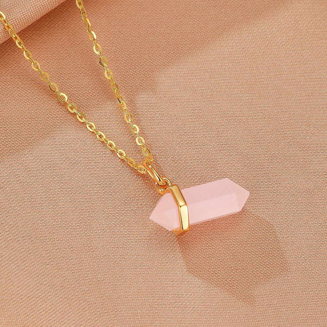 Collier en argent plaqué or 10K avec un pendentif cristal de quartz rose brut facetté, bijou minimaliste.
