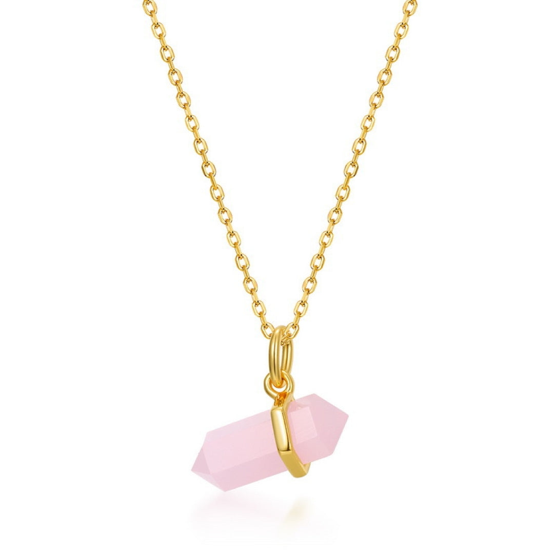 Collier en argent plaqué or 10K avec un pendentif en quartz rose double pointe, sur fond blanc.