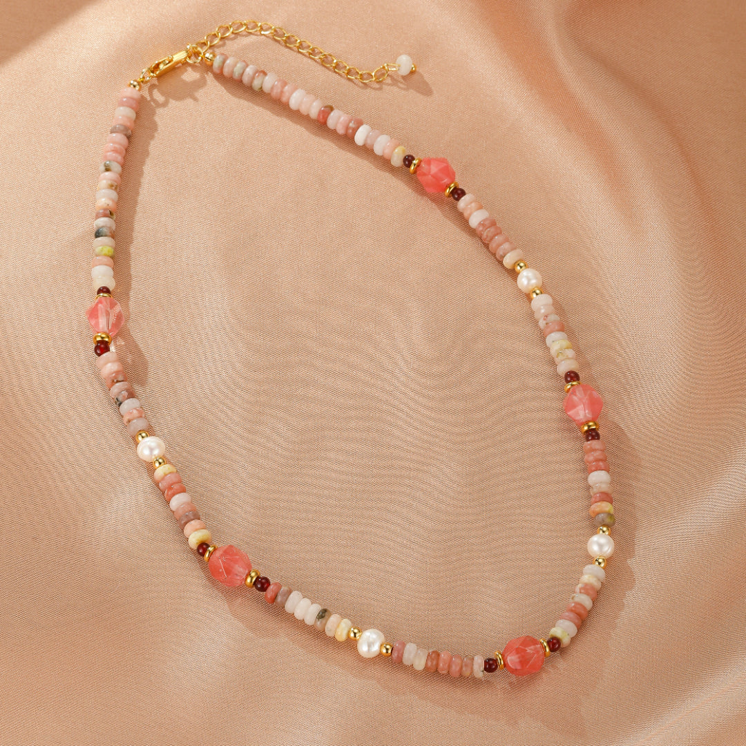 Collier fantaisie en rhodonite rose, perles d'eau douce et pierres grenat, avec fermoir plaqué or.