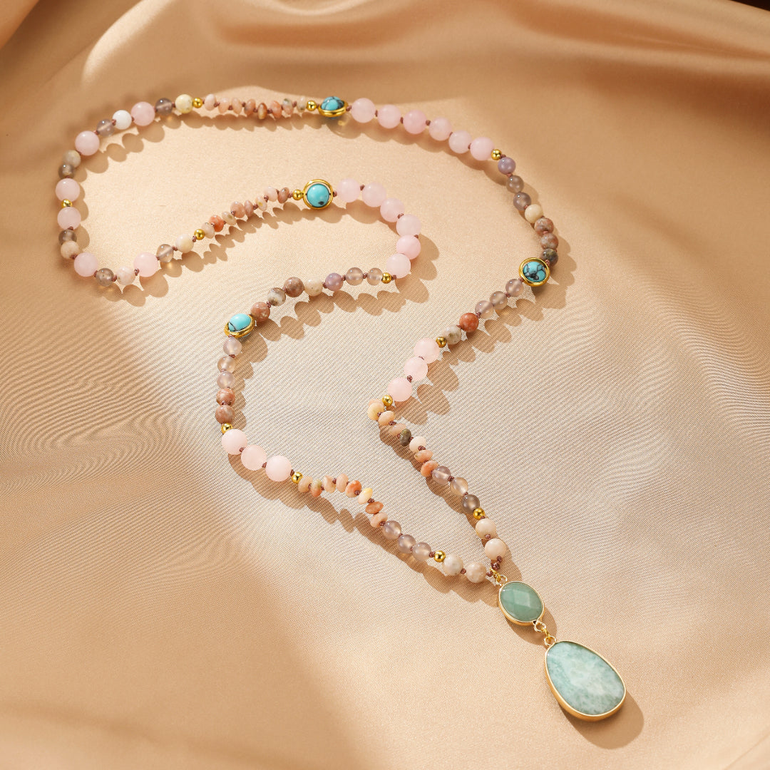 Collier sautoir Bohème avec des perles d'Amazonite et de Quartz Rose, orné de petites perles turquoises et d'un pendentif en forme de goutte.
