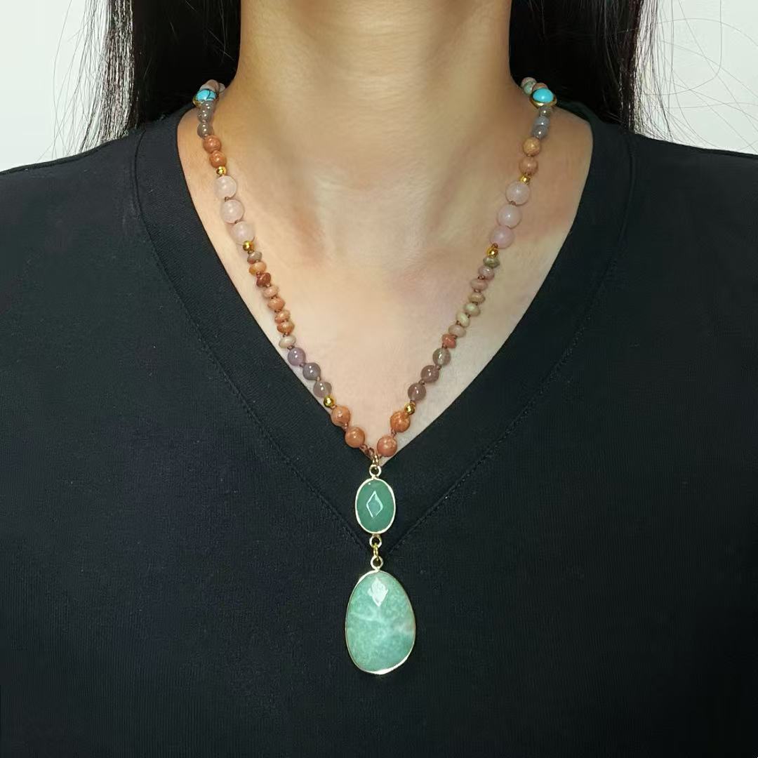 Collier sautoir bohème en amazonite et quartz rose avec pendentif double pierre verte sur chaîne de perles multicolores.