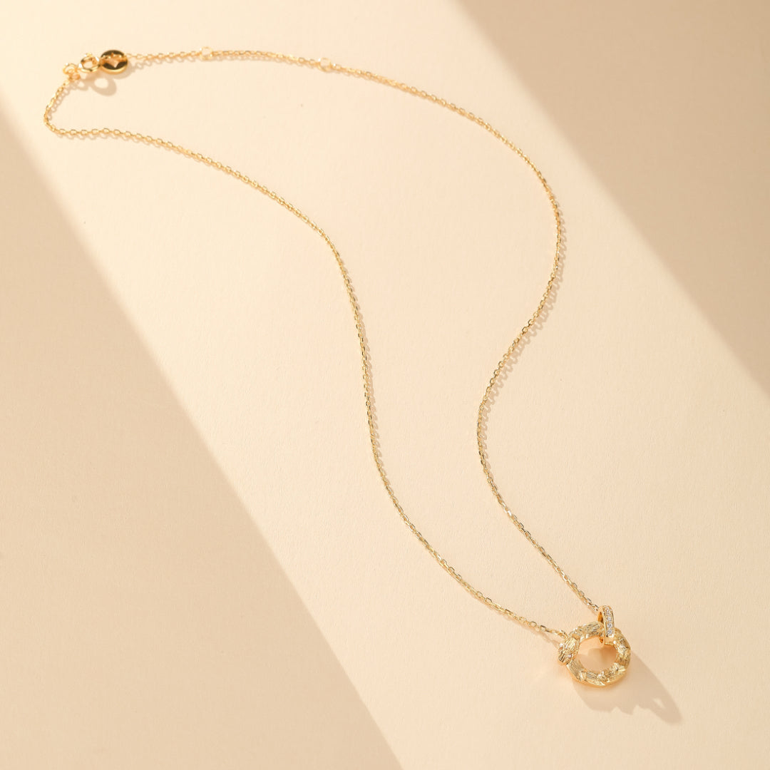 Collier serpent en argent plaqué or avec un pendentif cercle brillant incrusté de zirconiums.