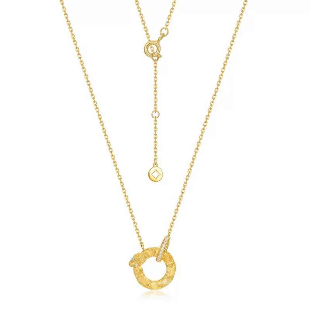Collier Serpent plaqué or avec un pendentif cercle texturé serti de petits diamants et un fermoir réglable.