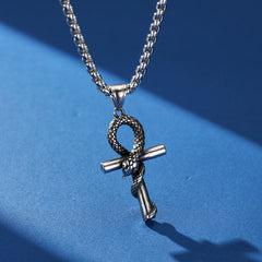 Collier Serpent Pouvoir Secret en acier inoxydable avec pendentif en forme de croix Ankh entourée d'un serpent sur fond bleu.