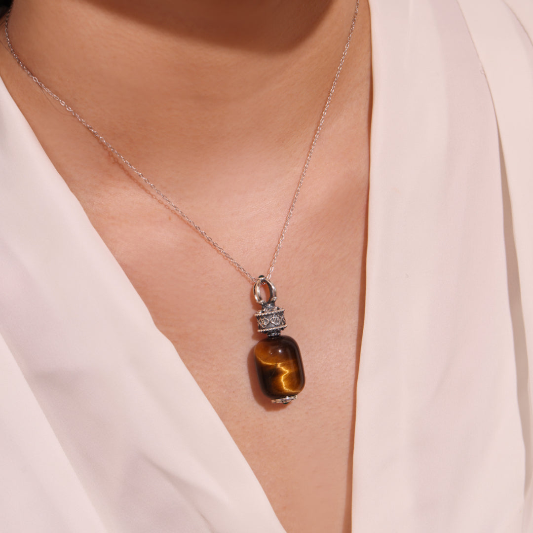 Collier en argent avec pendentif œil de tigre en forme de goutte solaire orné de mantras