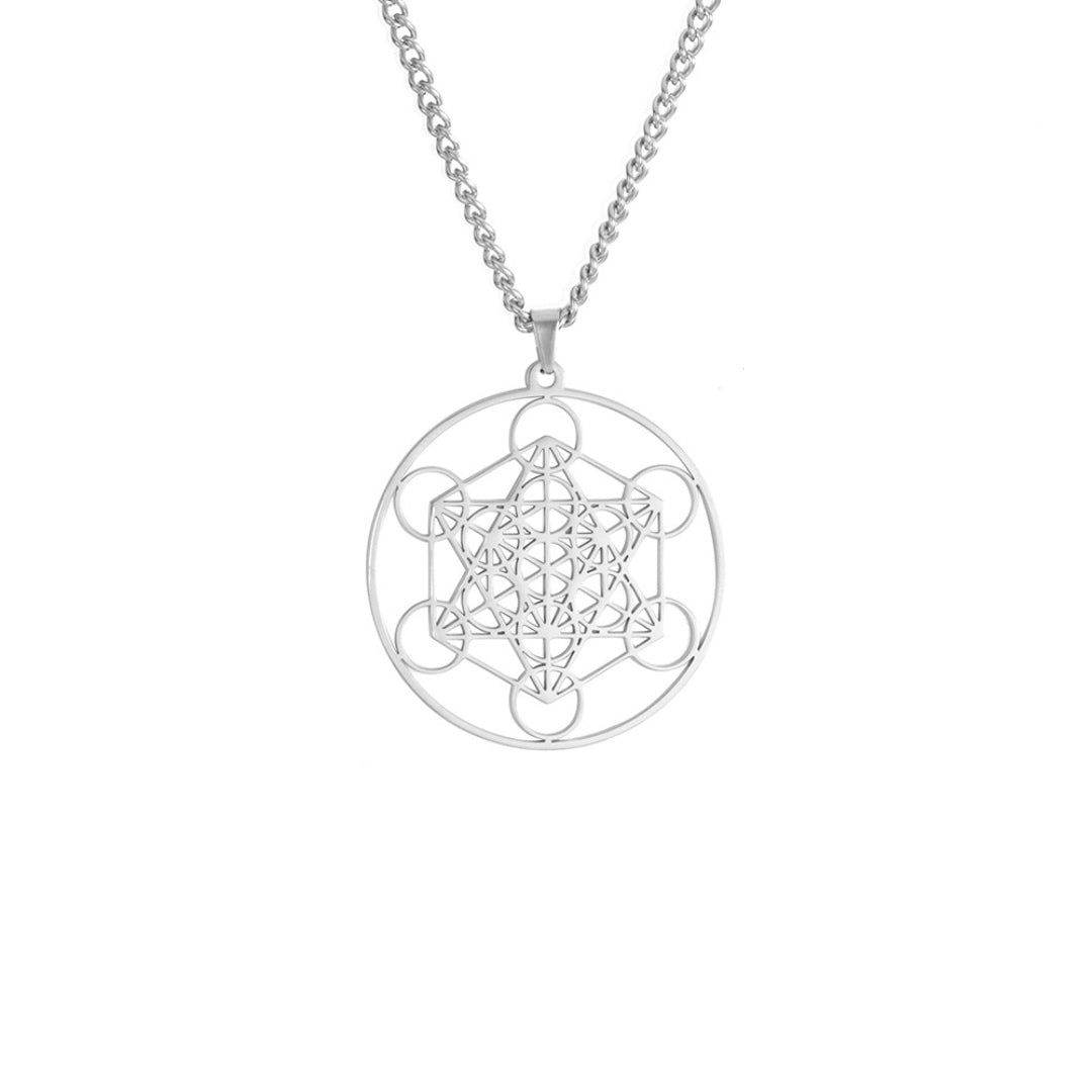 Collier pendentif en argent avec le symbole de la géométrie sacrée Sri Yantra, un dessin complexe de formes géométriques entrelacées dans un cercle.