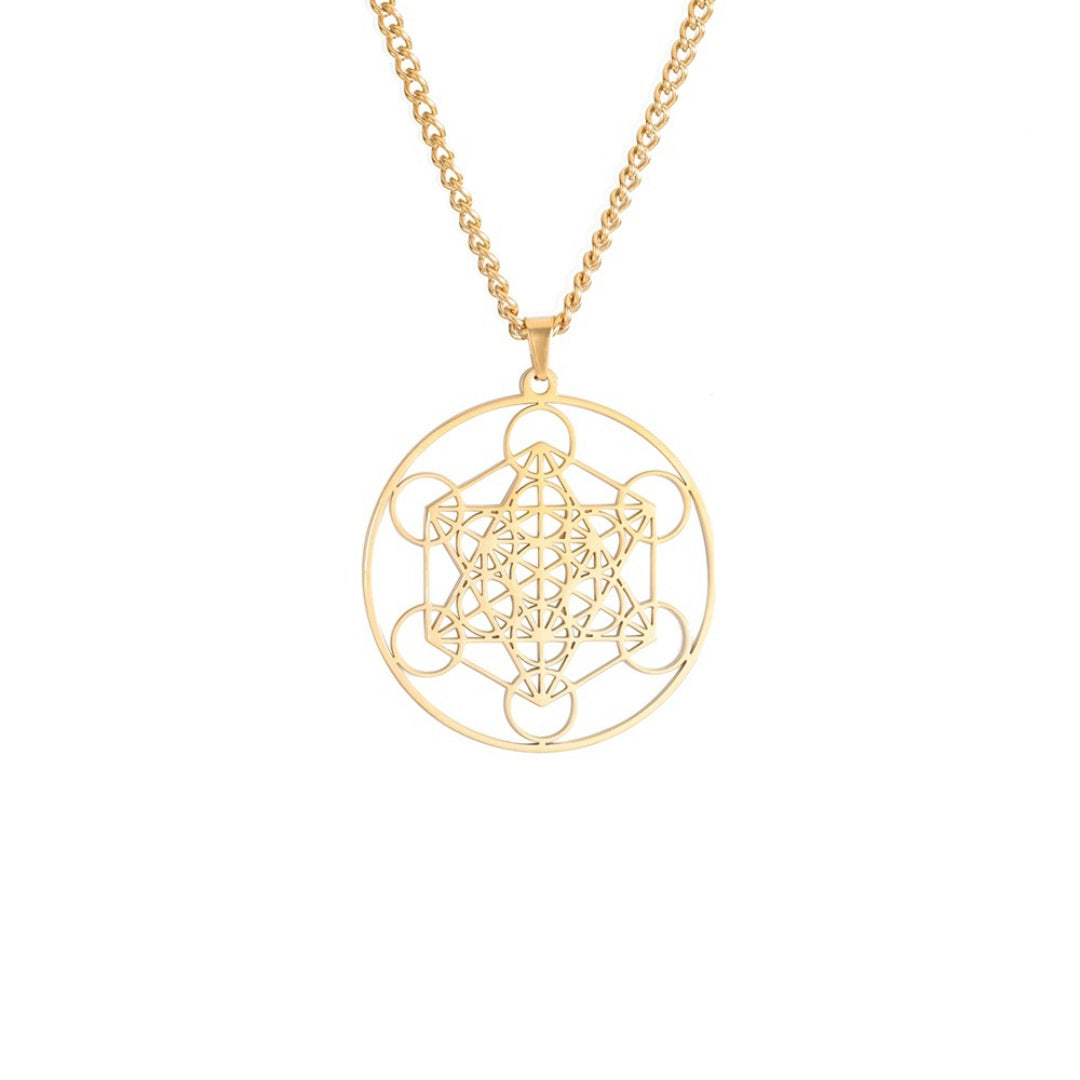 Collier doré avec un pendentif représentant la géométrie sacrée du Sri Yantra, une étoile à neuf pointes inscrite dans un cercle avec des motifs géométriques complexes.