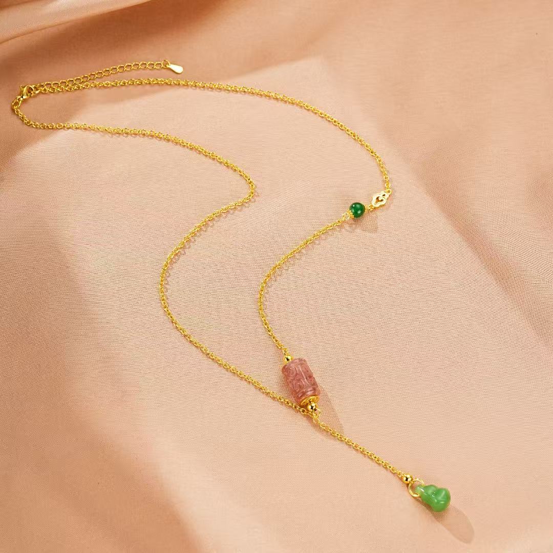 Collier en or avec une pierre de tourmaline rose cylindrique et des perles de jade vert en forme de goutte et de nuage.