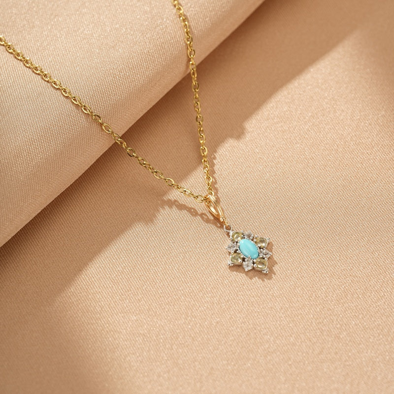 Collier Lagon Mystique avec turquoise ovale et opale, monté sur une chaîne plaquée or.