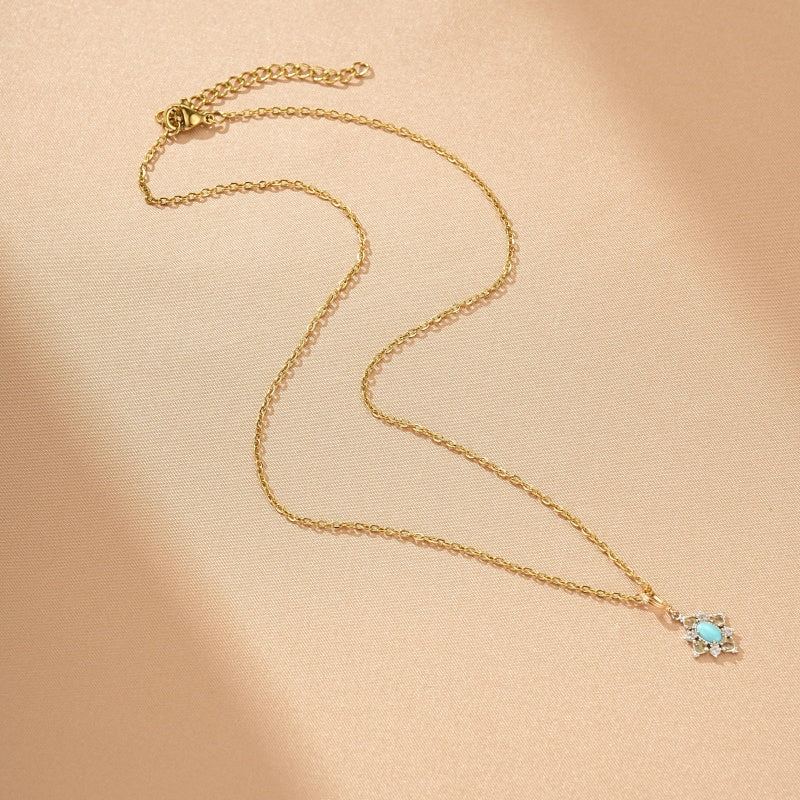 Collier en argent plaqué or avec un pendentif délicat en forme de fleur orné d'une turquoise et d'opales.