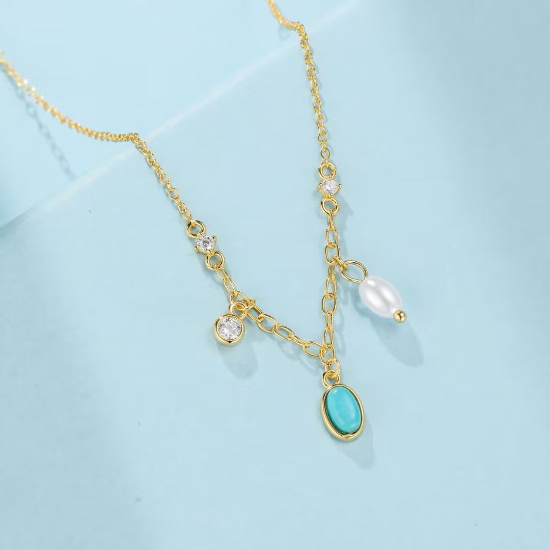 Collier délicat en argent plaqué or avec une turquoise ovale, une perle d'eau douce et des zircons cubiques
