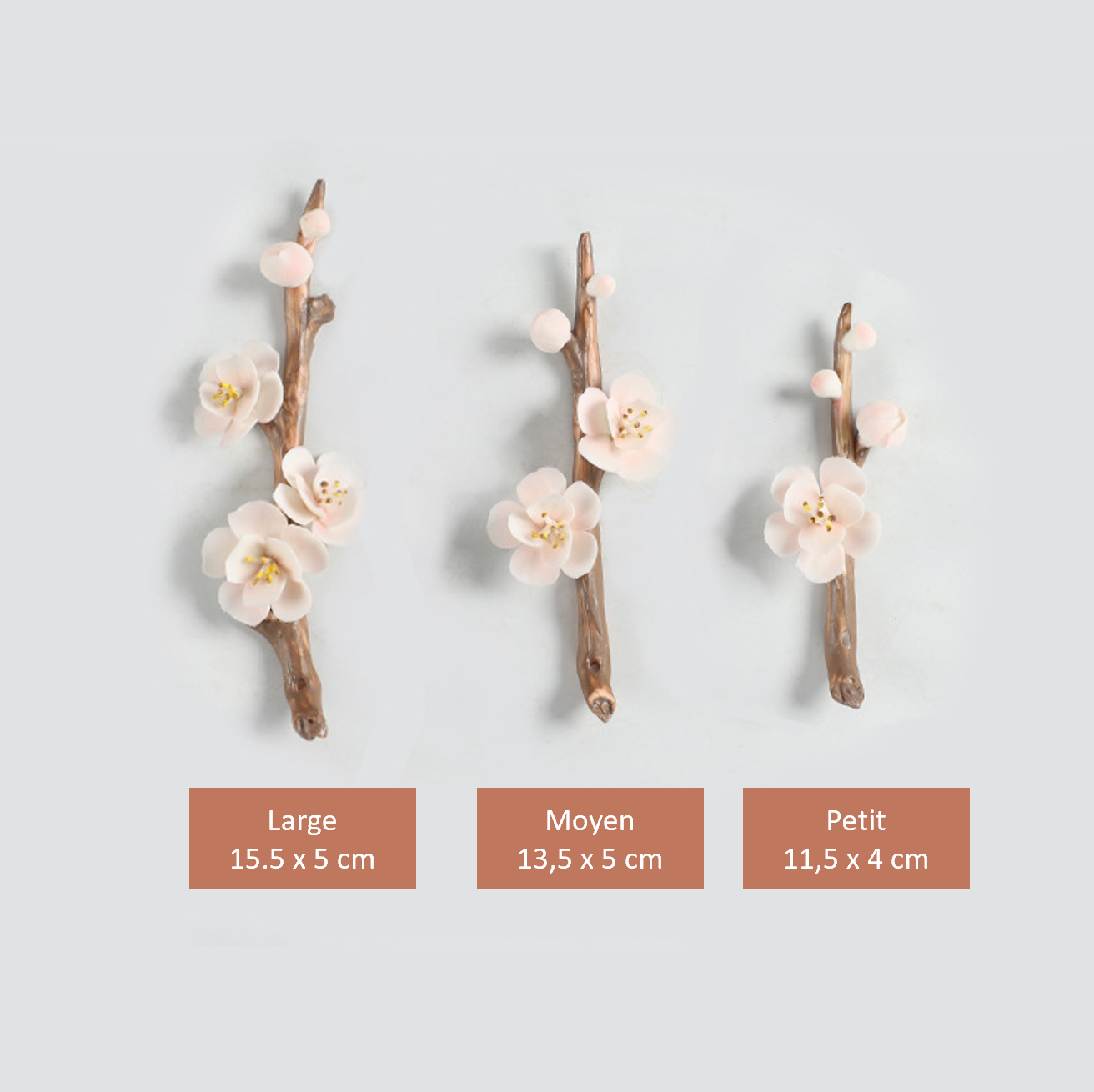 Trois encensoirs en céramique faits à la main en forme de branche fleurie de cerisier, disponibles en tailles Large (15,5 x 5 cm), Moyen (13,5 x 5 cm) et Petit (11,5 x 4 cm).