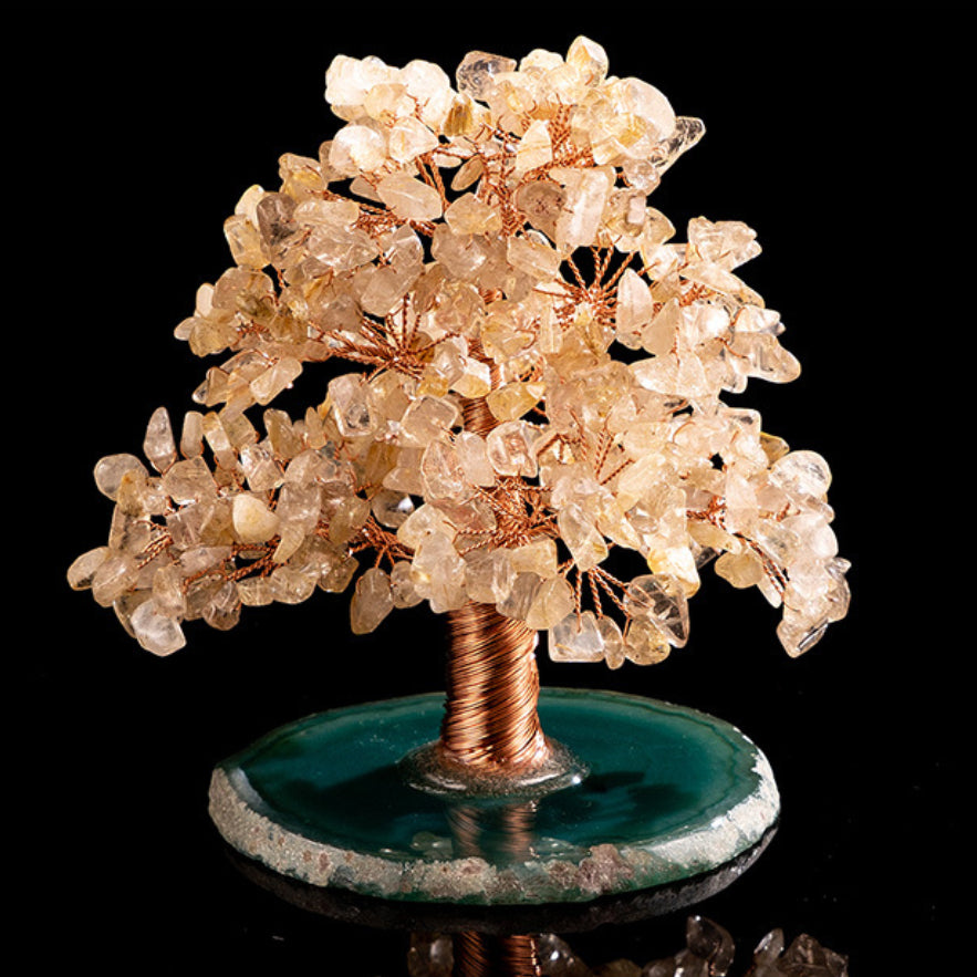 Arbre de vie décoratif fait à la main avec des cristaux de quartz rutile transparents et une base en agate verte polie.
